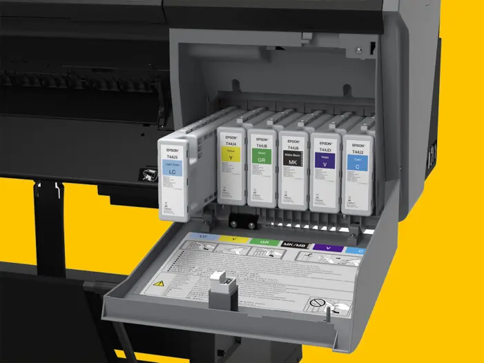 Los cartuchos de tinta dentro de un plotter Epson P7500